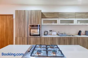 Bright,stylish 2bedroom apartment in village centre - Image 2