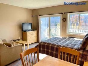Studio with River View, Pool and Hot Tub near Loon Mountain - Image 2