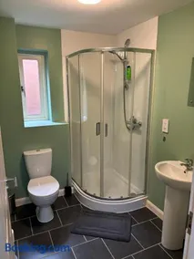 Two Bedrooms Two Bathrooms and Private Parking Rugby - Image 5