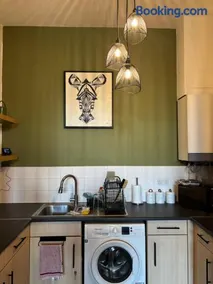 Bright, Spacious, Newly Renovated Apartment - Image 4