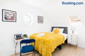 Autumn Fair Availability - Solihull Studio by NEC with SuperKing bed plus Parking at Birmingham Contractor Stays - Image 1