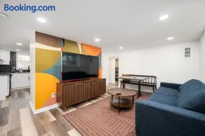 Chic 2-Bed Haven with Vibrant Décor in SE Atlanta - Image 3