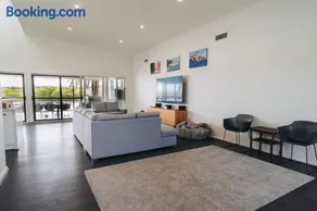Pumicestone Paradise, Waterfront, sleeps 10, Meldale - Image 3