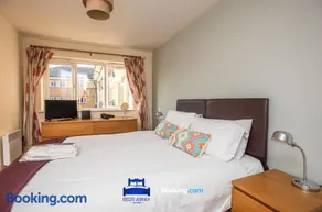Two Bedroom Apartment By Beds Away Short Lets & Serviced Accommodation Close to Kidlington Airport and Blenheim Palace - Image 4