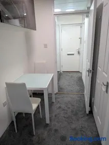 Modern Spacious Flat Near Aylesbury Station -Brand new - Image 4