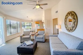 Digital nomad waterfront retreat with pool and jacuzzi No 10 Texas Thistle - Image 2