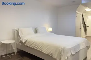 Stylish Home in Prime Location North of Toronto - Image 1