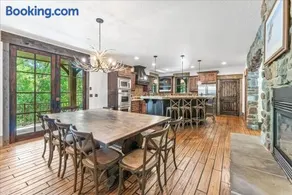 Hidden Mountain Luxury Lodge, Close to ski runs, Hot Tub , Theater - Image 4