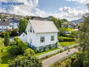 Lundenhuset 1917 - historic house in the heart of Ulsteinvik - Image 1