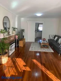 Glenroy Home near airport, city&shop - Image 1