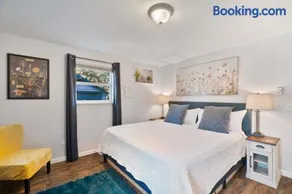 Spacious Retreat with Hot Tub Patio & King Bed - Image 4