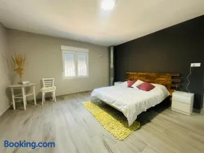 4 habitaciones en casa rural con chimenea y jardin - Image 1