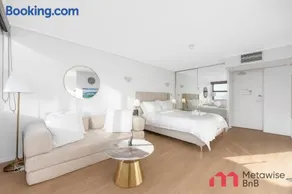 MetaWiseBnB Hyde Park Studio Pool Gym & Hyde Park - Image 1