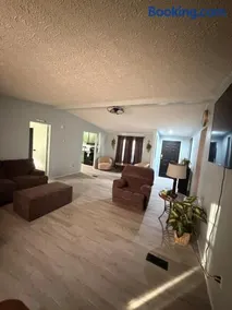 Freshly Renovated 3BR Close to ECU - Image 5