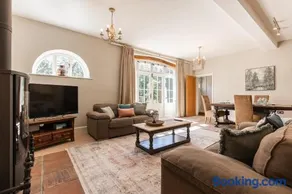 Stylish Coach House Retreat - Image 1