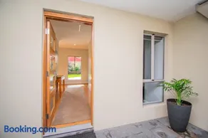 Paperbark Retreat - Spacious 2 Family Accommodation - Image 2