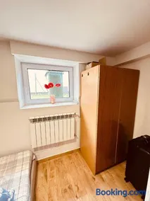 Luxury 1BR Holiday Haven 10-Min Train to Center & Airport Access - Image 1