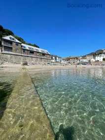 Beachfront Cawsand Flat - Sleeps 8 & Pet-Friendly - Image 4