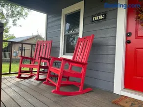 Bandera Bungalow - River, Downtown, Peaceful fenced corner lot! King bed! - Image 2