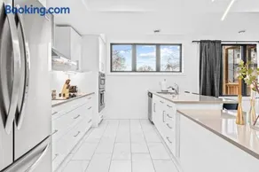 Rent 8Bed 8Bath DowntownLondon Parking Wi-Fi - Image 2