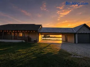 Panoramic Sunset Rural Lakefront Hideaway - Image 1