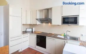 Apartment in stylish city villa - Image 3