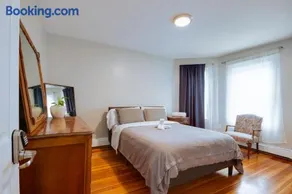 Boston Three Bedroom Apartment - Image 2