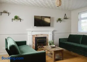 Stylish 5 Bed Swindon Home Contractors and Long stays Welcome - Large Private Driveway - Image 2