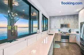 Waterfront Haven with Spectacular View in Bainbridge - Image 3