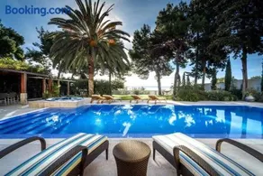 Fancy Modern Villa with Deluxe Interior - Image 1