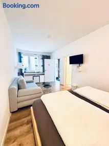 Looks Inn - Image 3