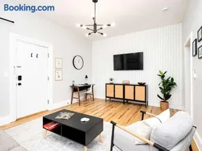 Jennifer's Stylish & Modern Broadway Getaway - Image 4