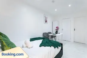 TOS Luxury Apartment Modern Private Studio - Image 4