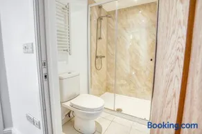 Spacious City Center 2 Bed Apartment Free Wifi - Image 5