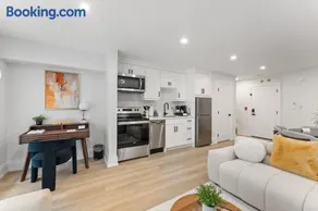 Luxury Deluxe 2 BR - 2 Beds - Stylish - New Build Downtown - Image 2