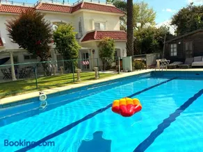 Sleeps 12 Family Villa By The Sea W Jacuzzi & Pool - Image 1