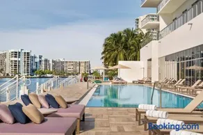 Luxury Condo with Jacuzzi and Amenities - Image 3