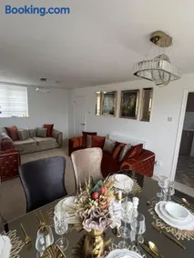 Elegant House - 6 Sleeps - 10 Minute walk to the Town - Image 4