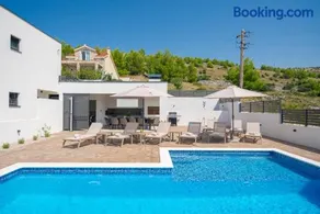 Villa mit Grill, privatem Pool und Terrasse | Panoramablick - Image 2