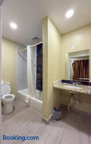 Vanguard Motel - Image 3