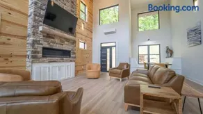 Beaver Lake Retreat with Hot Tub & Game Room - Image 5