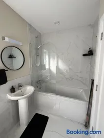 Cosy & Comfortable Room - Image 4