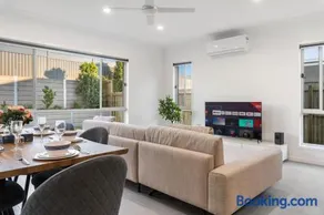 Relax Ready 4BR Near Bayside and Shops Workspace - Image 1