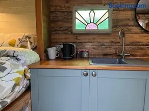 Bowhayes Farm - Camping & Glamping - Shepherd's Hut 'Pippin' - Image 2