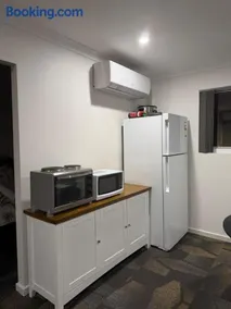JT Homes Cosy Private 1-Bedroom Stay - Image 4