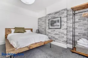 West Midlands-Contractor-Long stay-parking-4 beds - Image 3