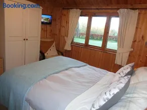 Idyllic Log Cabin Near Stratford upon Avon - Image 4