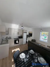 City Centre 2 bed Secure Parking near Station and Theatre - Image 3