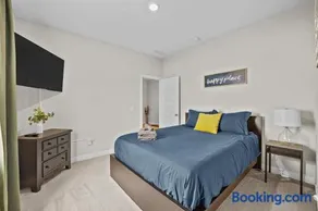 Modern, newer home, King bed, near Indianapolis - Image 4