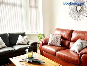 Cosy 3BDR In Levenshulme-Close To Manchester City Centre And Stockport Town- Free Parking- WiFi - Image 4